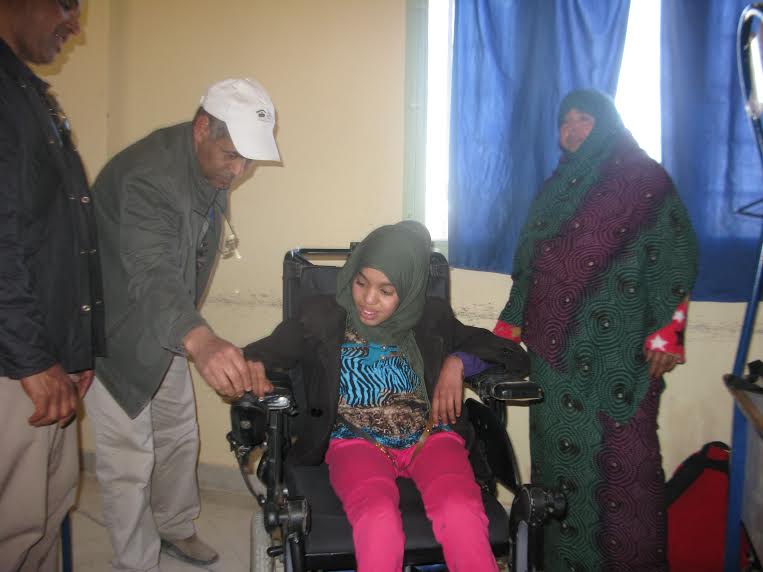 جمعية الأشخاص المعاقين بزاكورة تنمح كرسي متحرك الكتروني ممتاز لتلميذة في وضعية إعاقة بالثانوية أولاد يحي لكراير‎-2