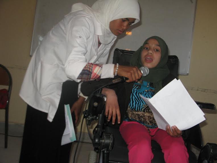 جمعية الأشخاص المعاقين بزاكورة تنمح كرسي متحرك الكتروني ممتاز لتلميذة في وضعية إعاقة بالثانوية أولاد يحي لكراير‎