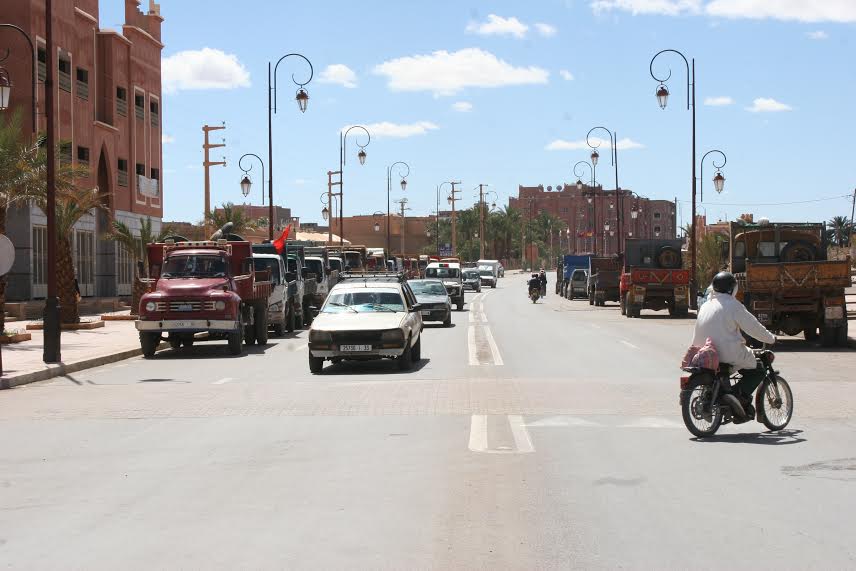 سائقو شاحنات نقل الرمال بزاكورة يحتجون على مصادرة شاحنة-3