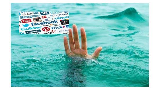 أنا غارق في البحر الأزرق