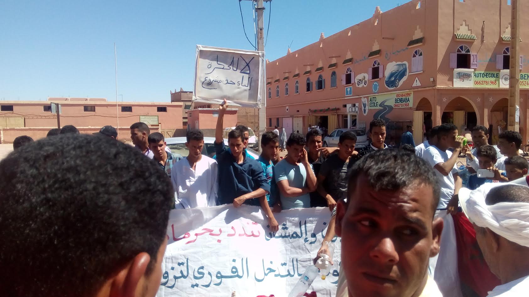 ساكنة ازاخنيون تنتفض للمطالبة بالماء الصالح للشرب-1