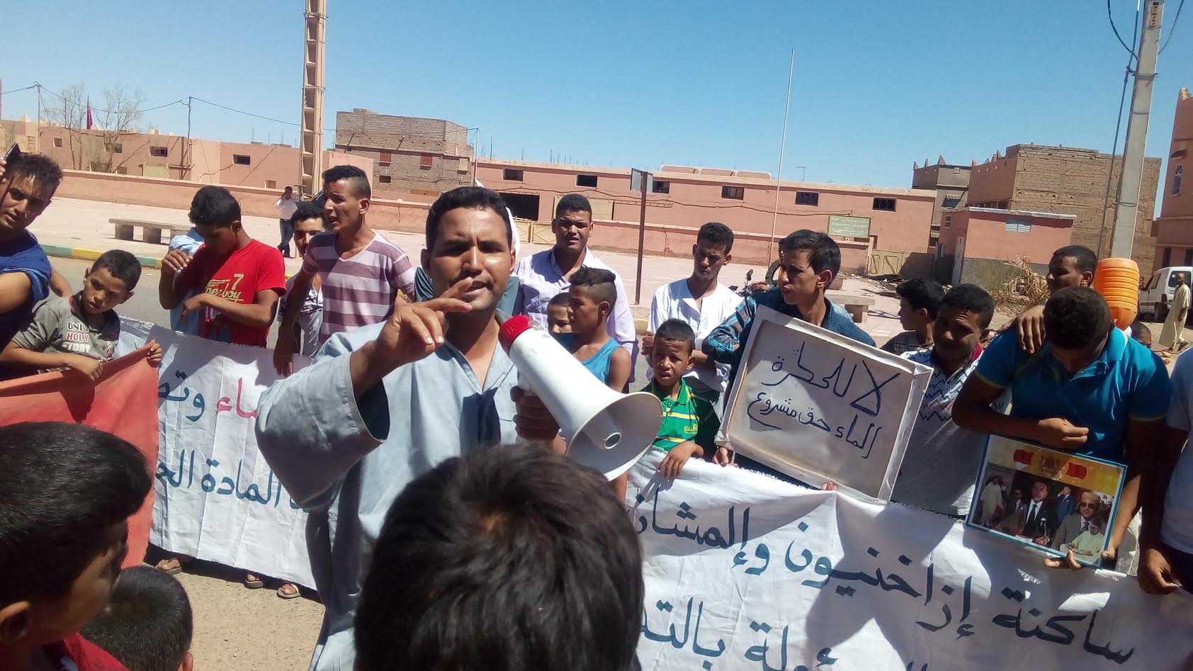 ساكنة ازاخنيون تنتفض للمطالبة بالماء الصالح للشرب-4