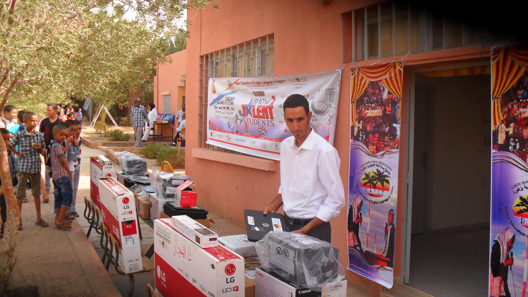 عامل الإقليم يشرف على عملية توزيع معدات إلكترونية -2
