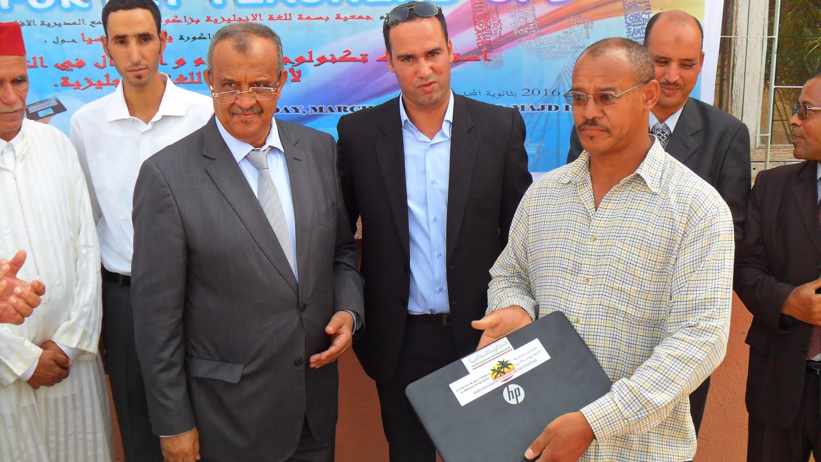 عامل الإقليم يشرف على عملية توزيع معدات إلكترونية -4