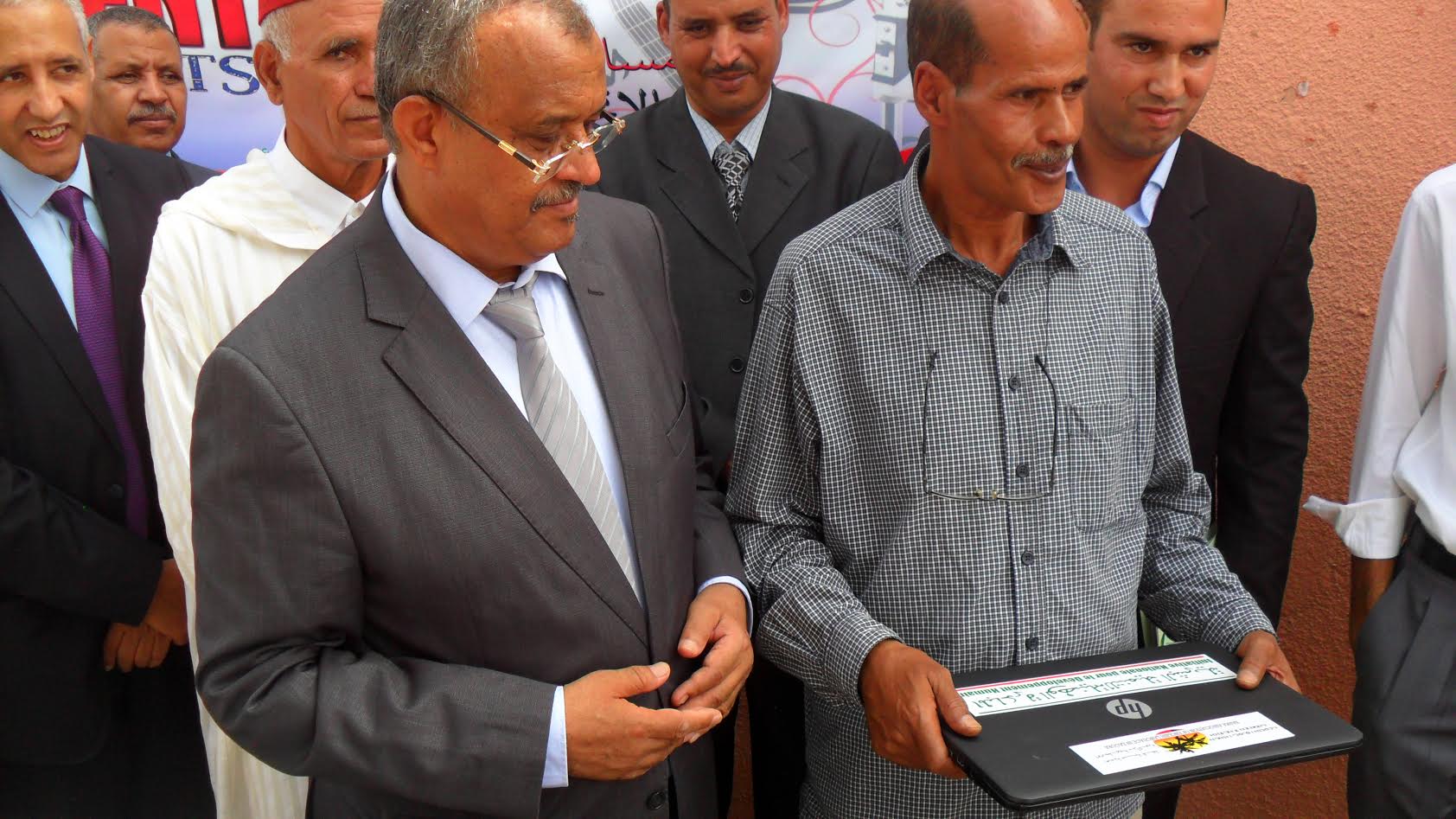 عامل الإقليم يشرف على عملية توزيع معدات إلكترونية -7