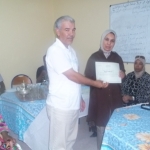 نائب رئيس جمعية حي التمور يقدم شهادة تقديرة للسيدة خديجة