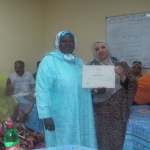 السيدة مديرة مركز التربية والتكوين تسلم شهادة تقديرية للمكونة السيدة حنان الناجي