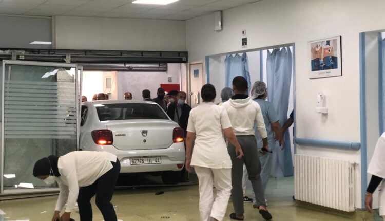 بالفيديو .. مواطن إسباني يقتحم سيارته بإدارة أحد مستشفيات الرباط